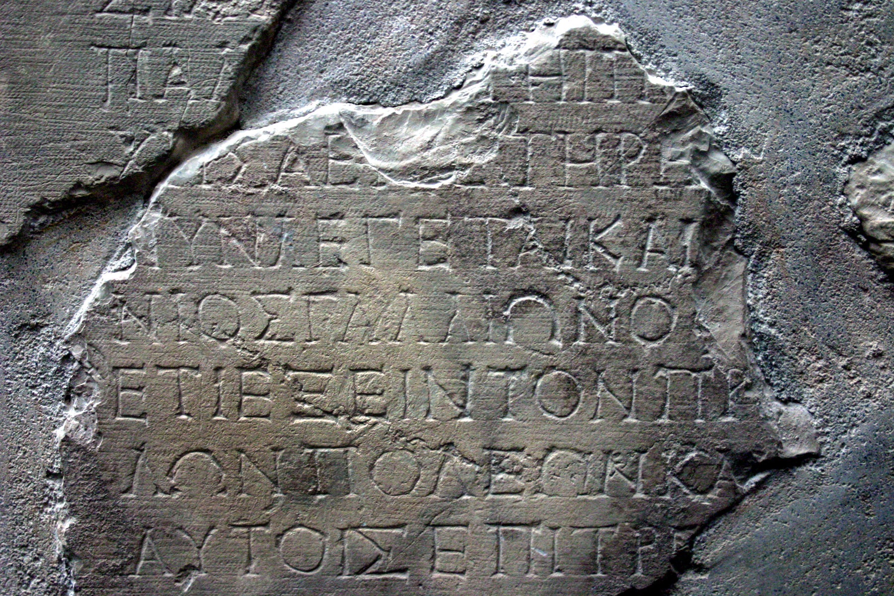 上图:在希腊德尔斐(Delphi)发现的迦流碑铭(Gallio Inscription)之第6片,从上数下第四行希腊文Gallio清晰可见。这块碑铭是罗马皇帝革老丢(Claudius)的御函,指出亚该亚方伯迦流最近报告欲复兴徳尔菲,日期是主后52年4至7月。据此可推论之前一年迦流也担任亚该亚方伯(方伯每个任期一年),因此保罗在哥林多的18个月(徒十八1-11)包括主后51年。徒十八11-16所记的方伯迦流之前没有历史资料支持,曾是圣经批判家们几个世纪来用来批判路加的热门话题,直到1905年发现了迦流碑铭,才证明路加福音的精确性。