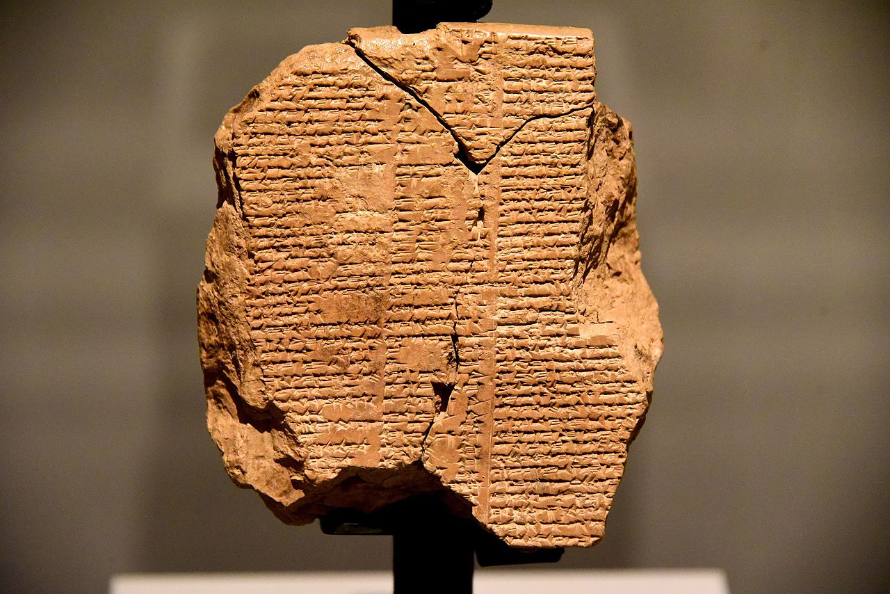 上图:主前7世纪苏美尔《吉尔伽美什史诗 Epic of Gilgamesh》的泥板残片,于1848年至1876年出土于尼尼微亚斯那巴图书馆(Library of Ashurbanipal)的遗址。整篇史诗大约有三千多行,以楔形文字刻在泥版上。苏美尔史诗可能是主前21世纪成形的,史诗的第十一卷记载着大洪水和方舟的故事,与创世记所记载的大洪水和挪亚方舟有许多相似之处,表明大洪水的历史存在于人类文明的记忆中。但吉尔伽美什史诗又加上了许多离奇的故事,表明和古代埃及人、希腊人、中国人、德鲁伊特人、波利尼西亚人、爱斯基摩人、格陵兰人、非洲人、印度人、印第安人等古代文明的洪水灭世传说一样,都是人离开方舟之后,按着自己的形象来造神的结果,并且各民族分散得越远,传说得也越复杂。古巴比伦大洪水神话《阿特拉哈西斯 Atrahasis》与《吉尔伽美什史诗》的主角和剧情都相似。苏美尔和巴比伦的洪水神话中说,诸神停止洪水的原因,是因为他们缺乏人类的祭物,以致饥肠辘辘。诸神从此学到了一课,不敢再用洪水灭世了。但真正的造物主则启示:「我岂吃公牛的肉呢?我岂喝山羊的血呢?你们要以感谢为祭献与神,又要向至高者还你的愿,并要在患难之日求告我,我必搭救你,你也要荣耀我」(诗五十13-15)。