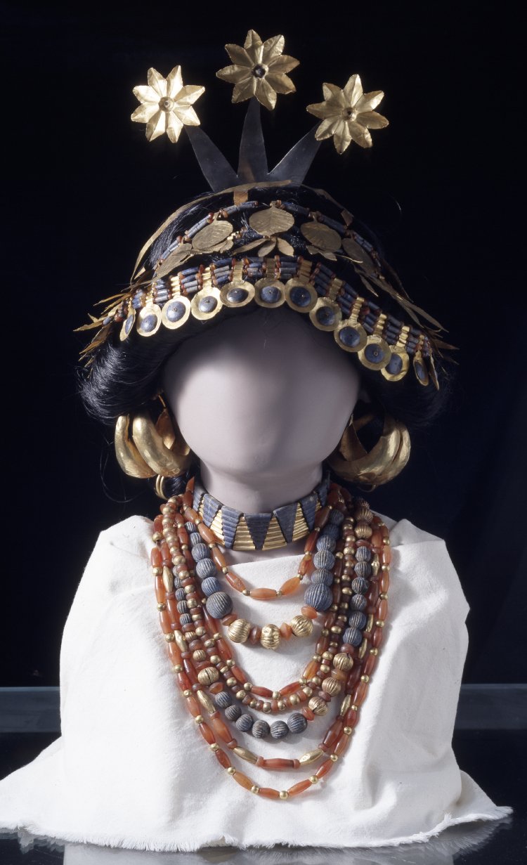 上图:主前2600年吾珥妇女的珠宝金饰,可以看出在亚伯拉罕出生前400多年,吾珥就已经相当繁荣。撒莱愿意抛弃这样的生活,不以「外面的辫头发、戴金饰、穿美衣为妆饰」,而是以「里面存着长久温柔、安静的心为妆饰」(彼前三3-4),跟随亚伯兰前往未知的蛮荒之地,难怪被称为「仰赖神的圣洁妇人」(彼前三5)的榜样。原件出土于吾珥,现存于大英博物馆。