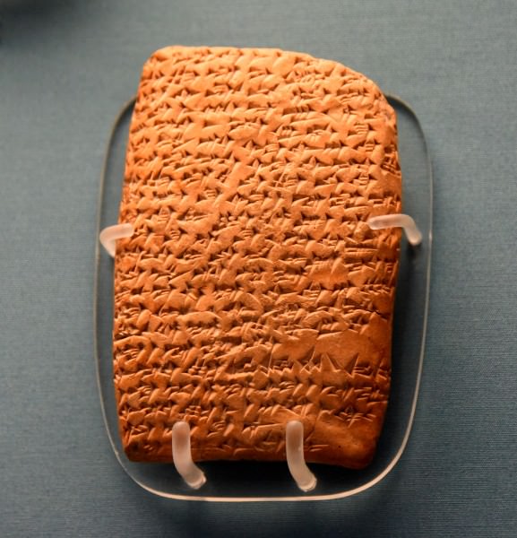 上图:埃及阿马尔奈文书(Amarna letters)是一批刻在泥板上的书信,以楔形文字写成,大部分是主前16-11世纪古埃及新王国时期的外交书信。其中一些信中多次提到诸侯「七次又七次地用背和胃向法老俯伏」。