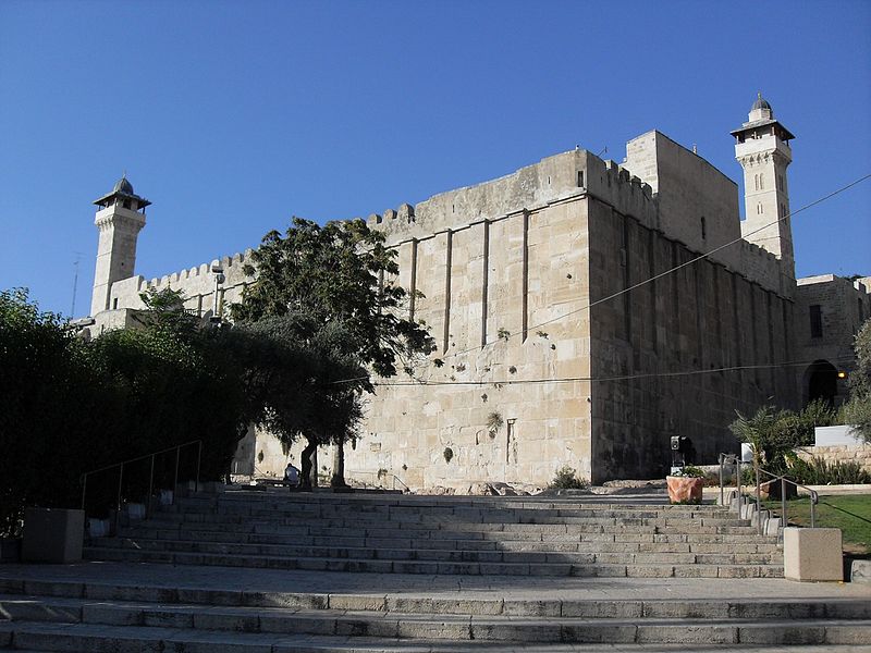 上图:麦比拉洞(Cave of Machpelah),又名列祖之洞(Cave of the Patriarchs),位于一座希律王时代的犹太建筑改建而成的易卜拉欣清真寺下方,在希伯仑旧城中心。圣经和古兰经都提到,该洞及周围是亚伯拉罕所购买的一块家族坟地(创二十三17-19)。