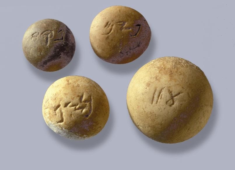 上图:以色列出土的第一圣殿时期的砝码石(Weight stones),上面刻有重量。从左上角开始,按顺时针方向依次是:比加(beka,半舍客勒;出三十八26)、并(pim,三分之二舍客勒;撒上十三21)、2舍客勒(shekel,11.4克)和Nezeph(六分之五舍客勒)。