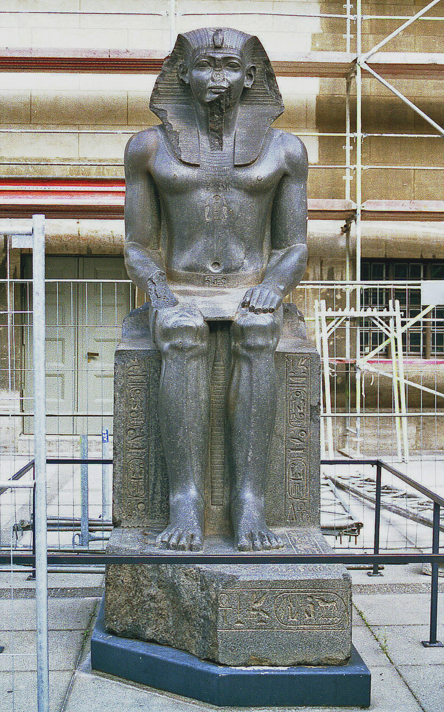 上图:古埃及第十二王朝法老阿蒙涅姆赫特二世(Amenemhat II)坐像,现藏于柏林Pergamon博物馆。主前1899年,约瑟被卖到埃及,埃及正处于第十二王朝期间(主前1991-1802年),阿蒙涅姆赫特二世于主前1929-1895年在位当政。