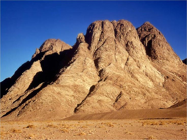 上图:西奈半岛南端的Gabal Musa山,传统认为很可能就是西奈山。当神在出埃及后降临西奈山的时候,「西奈全山冒烟,因为耶和华在火中降于山上。山的烟气上腾,如烧窑一般,遍山大大地震动」(出十九18)。