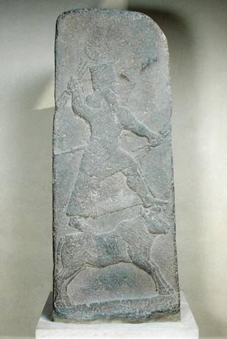 上图:主前8世纪亚述的风暴之神Hadad(巴力的别名)石雕,出土于叙利亚北部的Arslan-Tash,现藏于卢浮宫。石雕中的巴力手持闪电,站在一只公牛上。迦南地也出土了许多青铜的公牛小像,代表站在牛背上的巴力。以色列人在西奈山下可能也是用金牛犊来代表站在牛背上的众神。