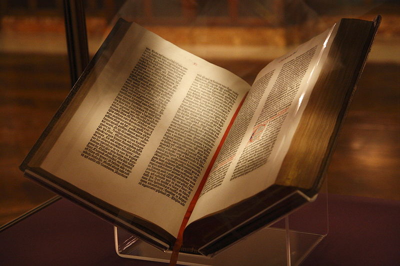 上图:15世纪的《古腾堡圣经》(Gutenberg Bible),又称四十二行圣经(42-line Bible),每页有42行。古腾堡圣经是第一本采用活字印刷术的圣经,由约翰内斯·古腾堡(Johannes Gutenberg)于1454年到1455年在德意志美茵茨印刷。这版《圣经》使用的是拉丁文武加大译本,它的出现标志着欧洲图书批量印刷的开始。