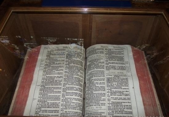 上图:莎士比亚生前使用的1611年KJV英王钦定本圣经,收藏在圣三一教堂(Church of the Holy Trinity, Stratford-upon-Avon)内莎士比亚墓的旁边,特地被打开在诗篇四十六篇。在KJV圣经中,诗篇四十六篇的第46个单词是「战抖?Shake」(诗四十六3),倒数第46个单词是「枪 Spear」(诗四十六9,古英语拼作Speare),合起来正好是莎士比亚的名字ShakeSpeare。此外,KJV圣经于1610年完成翻译,当时莎士比亚正好46岁。因此,有人认为莎士比亚参与了诗篇四十六篇的KJV版翻译。