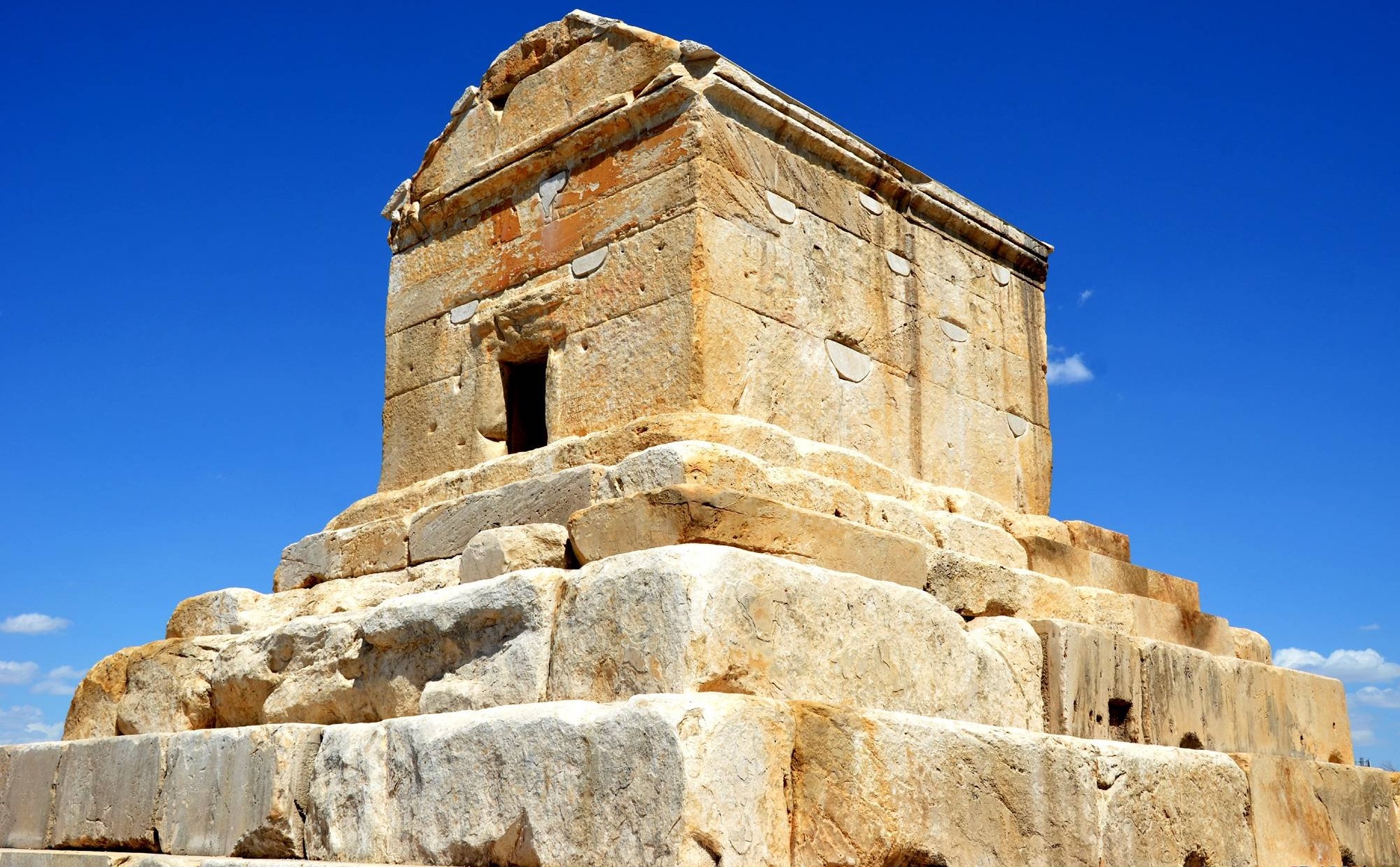 上图:位于伊朗帕萨尔加德(Pasargadae)的古列王墓,已经保存了两千多年。波斯人和以色列人一样,非常重视祖先的坟墓。亚历山大大帝将它视为是古列王的陵墓。阿拉伯人认为这座陵墓违反伊斯兰教的教义,曾经试图破坏。但陵墓的管理人让阿拉伯统治者相信这是所罗门母亲的坟墓,因而免于被毁。