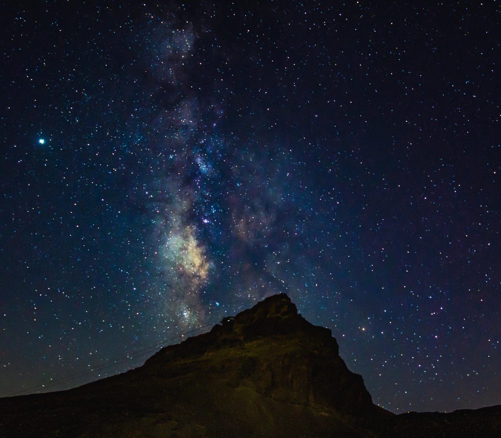 上图:从死海旁边的马萨达磐石(Masada)仰望银河。宇宙如此浩瀚,神也能「数点星宿的数目,一一称它的名」(诗一百四十七4)。但更奇妙的是,这样伟大的神祂竟然也顾念渺小的人,「医好伤心的人,裹好他们的伤处」(诗一百四十七3)。